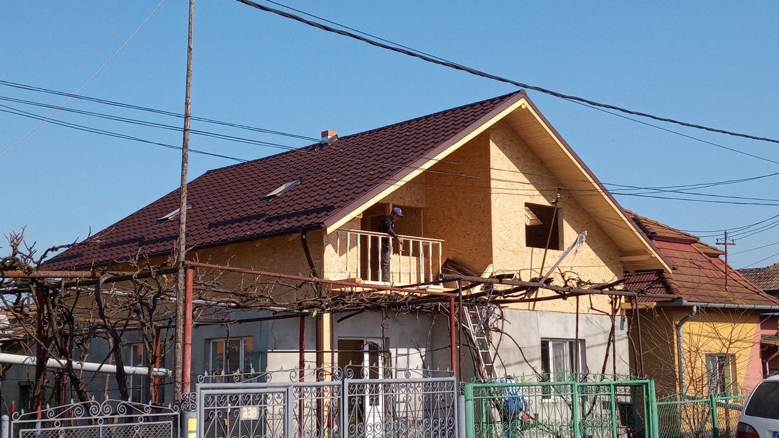Casa cu acoperis din tigla metalica montat de echipa